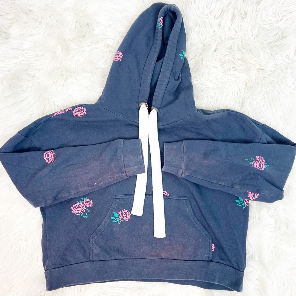 FREE PRESS NAVY BLUE ROSE PRINT CROP HOODIE SWEATSHIRT SZ SMALL